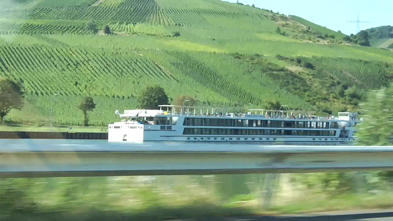 モーゼル川と急斜面のワイン畑